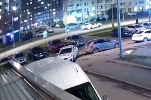 В Москве на видео сняли, как авто с человеком в салоне опрокинулось в жестком ДТП