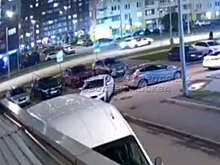 В Москве на видео сняли, как авто с человеком в салоне опрокинулось в жестком ДТП