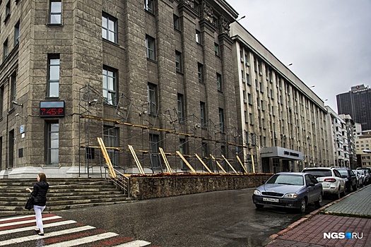 К зданию мэрии приехала похоронная процессия