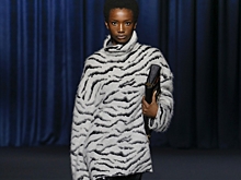 В Петербург приехала новая коллекция Givenchy — с платьями как у Меган Маркл и свитерами с диким притом