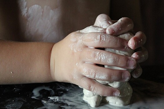 Малыши освоят лепку из красной глины на занятии в "Коломенском"