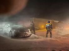 Снежный ад: сотни машин и людей оказались в ловушке на трассе под Саратовом