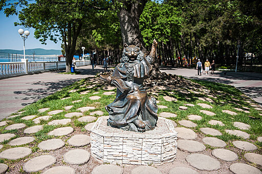 Заглавное изображение Памятник «Кот ученый»