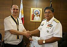 Командир российского крейсера «Варяг» встретился с командующим ВМС Филиппин