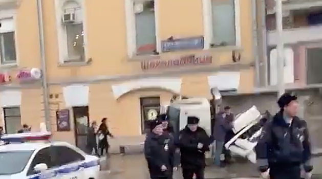 В центре Москвы на Страстном бульваре упал автокран