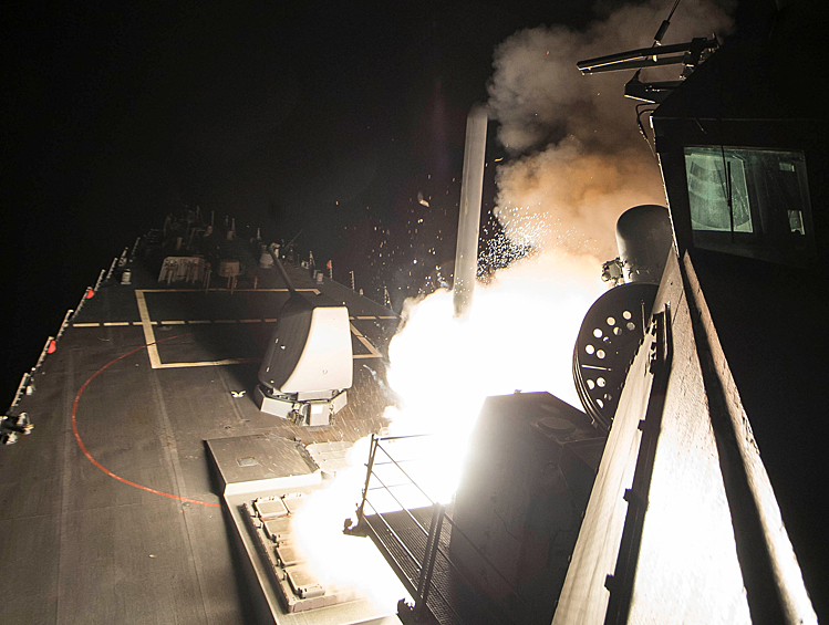 В ночь на 7 апреля США нанесли удар по аэродрому Шайрат в провинции Хомс, которым управляют военные правительства страны. США нанесли удар по сирийскому аэродрому в ответ на предполагаемое использование сирийскими военными химического оружия в Идлибе. Массированный ракетный удар по авиабазе ВВС Сирии с американских эсминцев Ross и Porter — в нашей фотогалерее