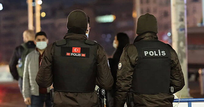 В Турции обстреляли здание федерации футбола. Пуля пролетела рядом с головой Хамита Алтынтопа