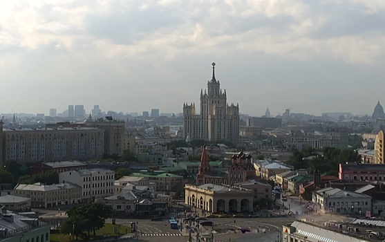 Туристам не повезло с погодой в Москве: на столицу обрушился ливень