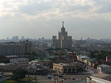Туристам не повезло с погодой в Москве: на столицу обрушился ливень