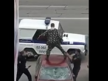 Полицейские скрутили буйного мужчину, крушившего чужие авто в Благовещенске. Видео