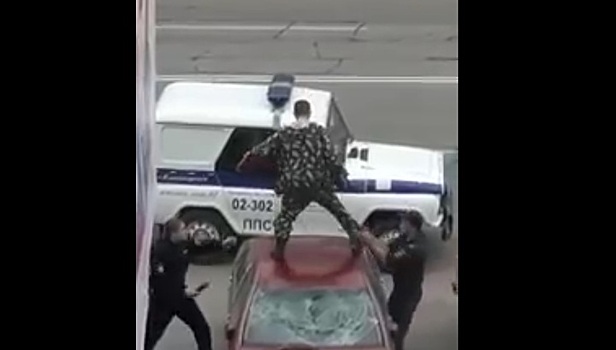 Полицейские скрутили буйного мужчину, крушившего чужие авто в Благовещенске. Видео