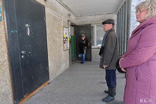 Нарушения есть, но вы держитесь: бизнесмены замуровали вход в подъезд дома на Сортировке