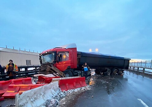 Разбитый грузовик перекрыл КАД в Петербурге