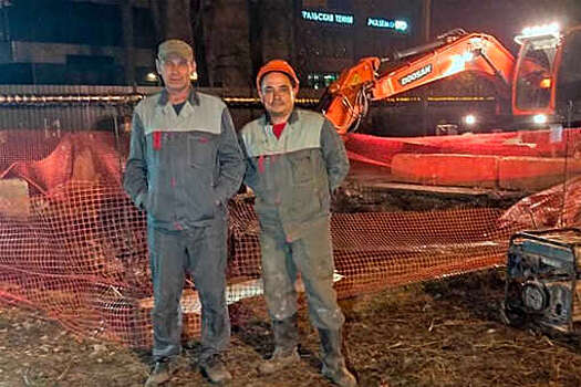 На Урале трое дорожных рабочих спасли ребенка из пожара с помощью экскаватора