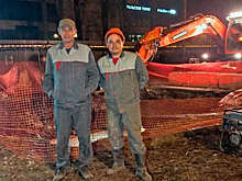 На Урале трое дорожных рабочих спасли ребенка из пожара с помощью экскаватора