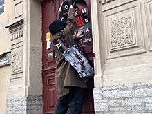 Покрас Лампас развесил свои плакаты о коронавирусе на улицах Петербурга