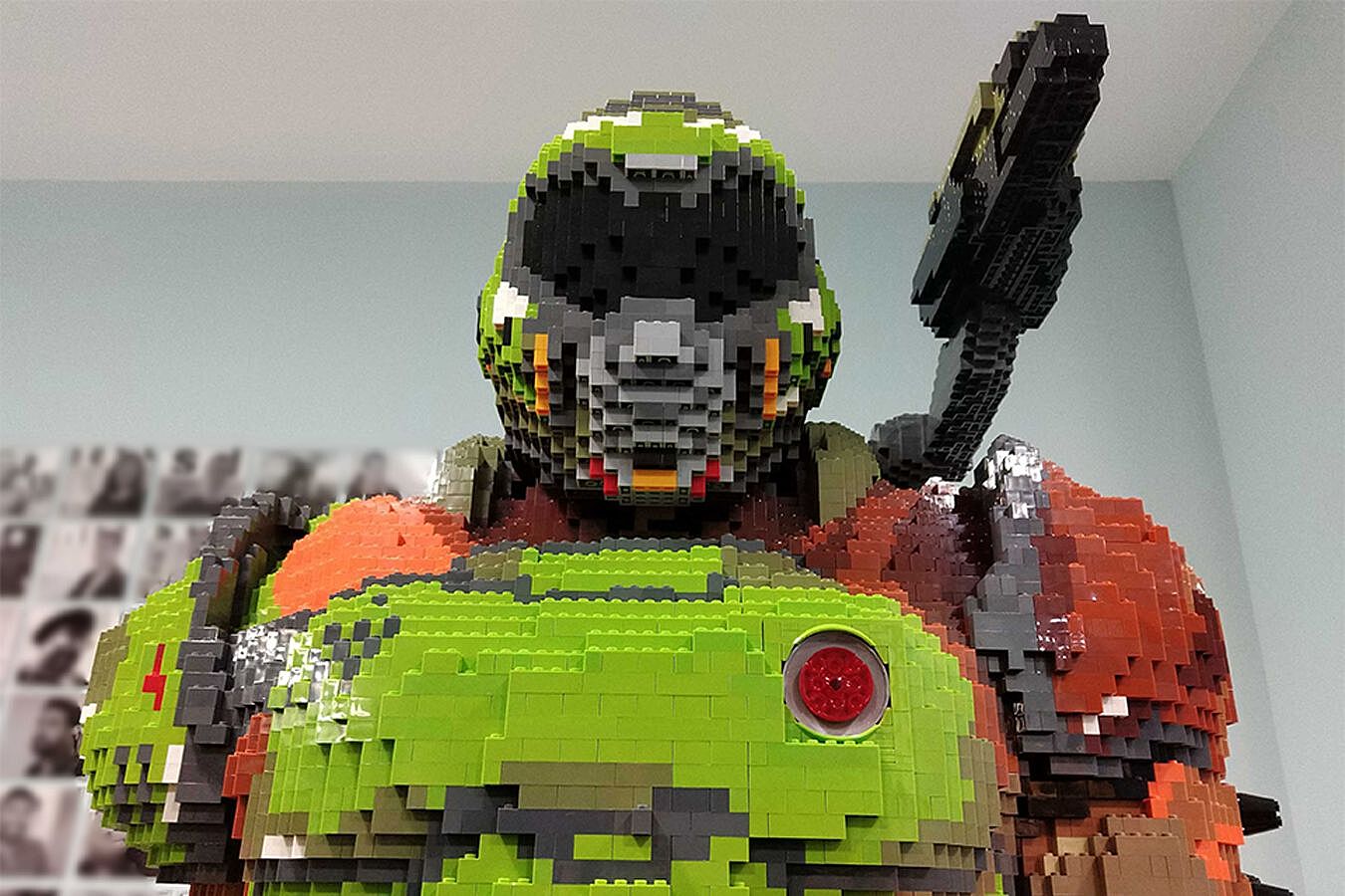 Героя DOOM воссоздали из LEGO в натуральную величину