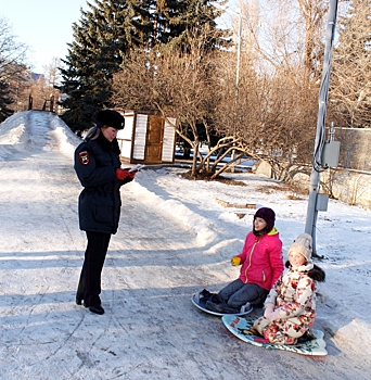 В Саратове 11-летняя девочка на ледянке попала под колеса
