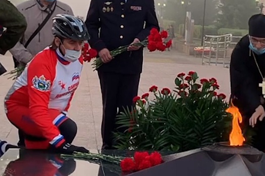 Мэр Тобольска пришел в велосипедках и шлеме на возложение цветов погибшим в ВОВ