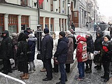 Проститься с Табаковым в МХТ имени Чехова пришли сотни поклонников