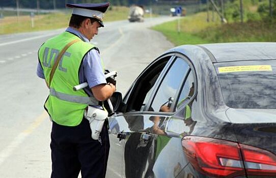 Автоинспектор требует предоставить автомобиль – можно ли ему отказать