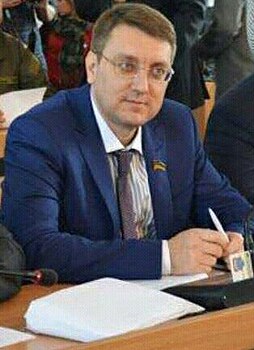 Украинский депутат получил яйцом по голове