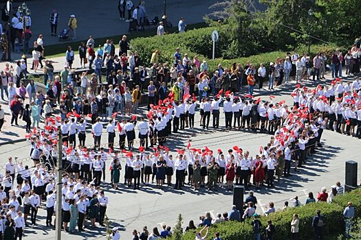 В Орске более 3 тыс. человек станцевали Вальс Победы