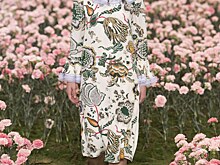 Цветущий сад на показе Tory Burch осень-зима 2018