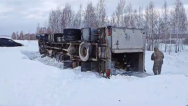 Под Новосибирском несколько фур съехали в кювет