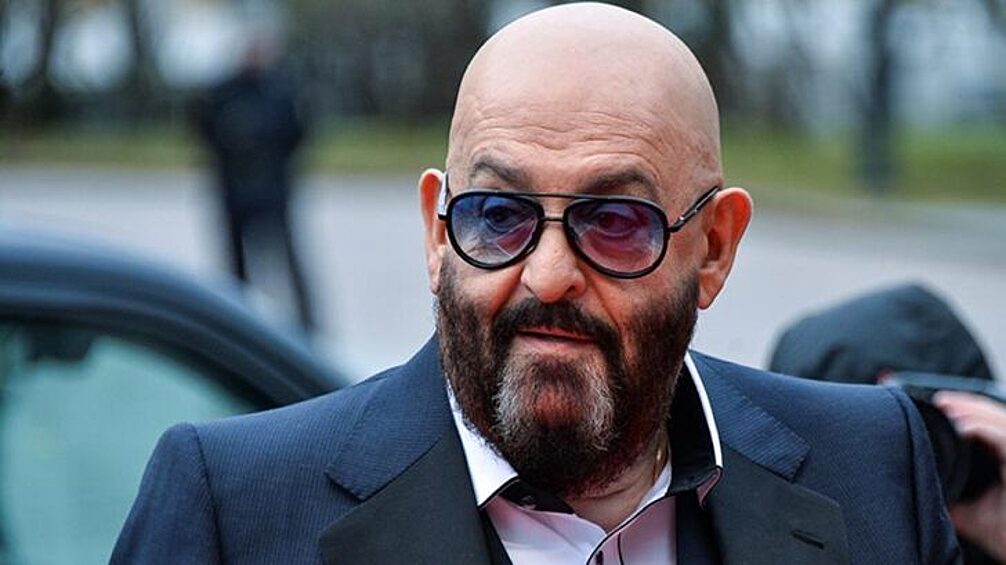 Михаил Шуфутинский тоже имеет еврейское происхождение. Отец артиста — ветеран войны и врач Захар Давидович Шуфутинский, еврей, а мама, Елена Подольская — русская.