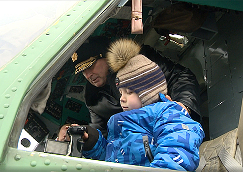 Летчики морской авиации Балтийского флота исполнили мечту тяжелобольного ребёнка, взяв его в учебно-тренировочный полет на вертолёте
