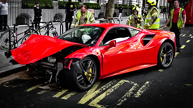 Ferrari 488 GTB разбили в жестком ДТП с автобусом