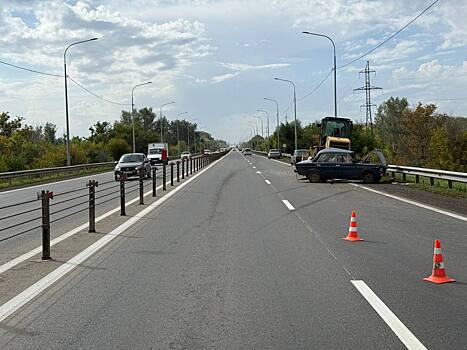 В Оренбурге водитель ВАЗа врезался в трактор