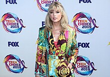 Тейлор Свифт в дерзком мини, скромная Джессика Альба и другие звезды на церемонии Teen Choice Awards 2019