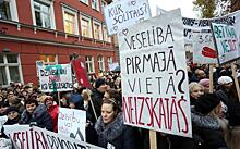 Медики Латвии провели акцию протеста у здания Сейма