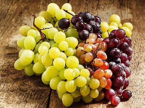 Опасно ли есть виноград вместе с косточками