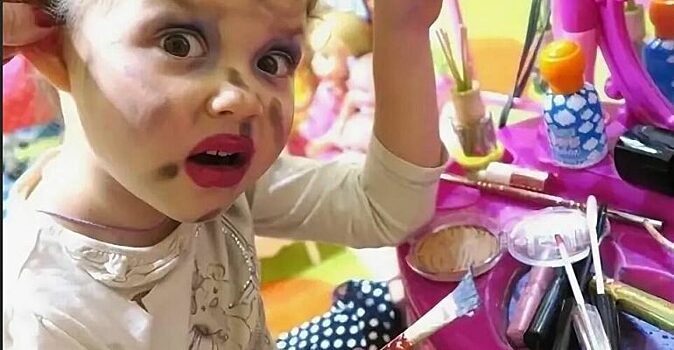 Что случается, когда дети находят мамину косметичку: 6 страшно красивых фото