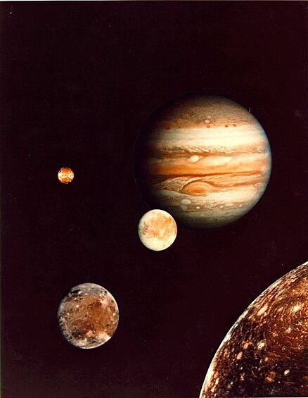 Луны Юпитера. Составное изображение из снимков, сделанных "Вояджером-1".