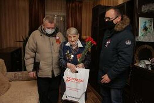 Представители Ростерминалугля поздравили ветеранов с Днем героев Отечества