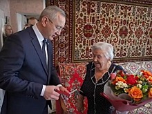 Владислав Шапша вручил труженице тыла медаль к 80-летию Великой Победы