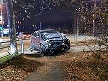          Две легковушки - всмятку. Опубликованы фото воскресной аварии в центре Кирова       
