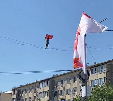 Канатоходец прошел со Знаменем Победы на высоте 20 метров в Махачкале