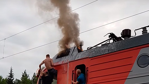 Очевидец снял на видео загоревшийся поезд Новосибирск - Адлер
