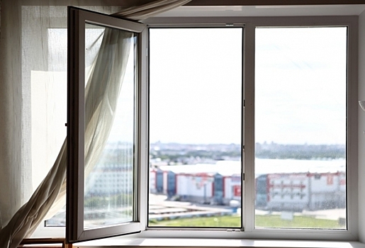 В омской школе № 86 подросток выпал из окна