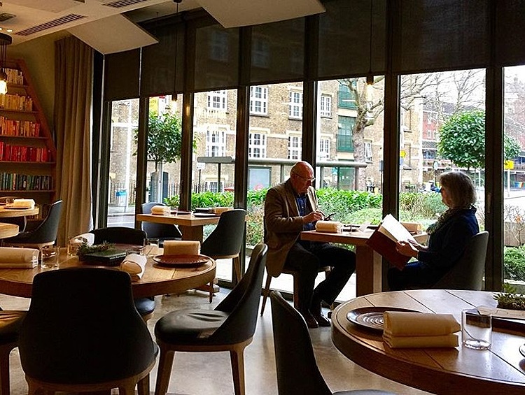 Другое заведение Лондона — Restaurant story. Так выглядит гостевой зал. Никогда бы не подумали, что местная уборная будет выглядеть... В общем, листайте дальше.