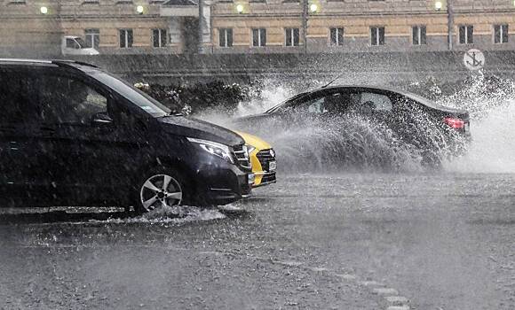 Водителей предупредили об опасностях выезда на затопленные дождем улицы