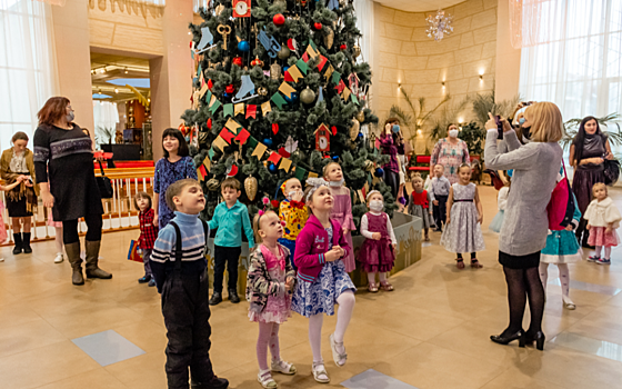 В Рязани детям из многодетных семей подарили новогоднюю сказку с путешествием в Котгород