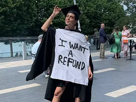Студентка престижного колледжа пришла на выпускной в накидке с надписью «Я хочу вернуть деньги»