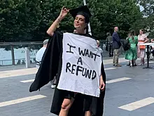 Студентка престижного колледжа пришла на выпускной в накидке с надписью «Я хочу вернуть деньги»