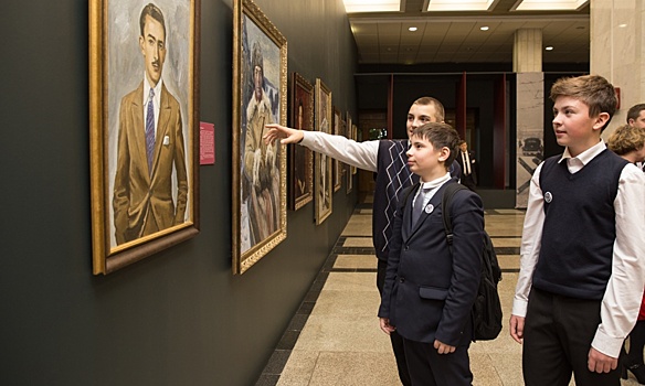 Школьники из САО побывали на открытии самой секретной выставки в Музее Победы